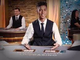Pengguna bermain Live Casino layar138 dengan dealer langsung dan interaktif